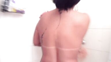 Cachonda ama de casa folla fontanero mientras marido está ausente - 8 image