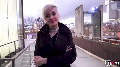 Tanya Virago, blonde courte et extrêmement éblouissante, se rend à Paris pour une bonne baise.