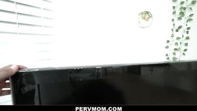 Busty Cougar Üvey Yeğeni İçin Azgınlaşıyor - 1 image