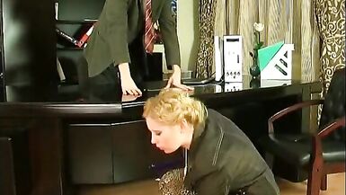 La segretaria ha bisogno di un lavoro e si scopa il capo - 2 image