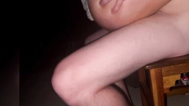 La fille de la déesse suce et baise jusquà ce quil la mette debout et la baise par derrière en public