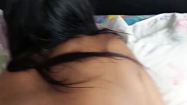 La femme sri lankaise se fait baiser avec un gros godemiché et la bite de son mari en même temps.