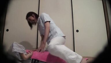 Vidéo cachée de 8 masseuses MILF ! Des femmes dans la cinquantaine sébouriffent dans une pièce fermée à clé - 6 image