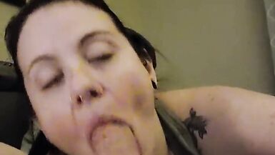 Mi esposa caliente Deepthroating en la cama - 2 image