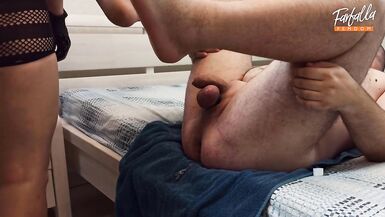 Une MILF sexy fistant son esclave du bas. Etire lanus avec différents gros godes. Fellation avec fin dans la bouche. - 10 image