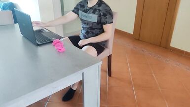 Nemfoman üvey anne üvey oğlunun spermini kayganlaştırıcı olarak kullanıyor - 2 image