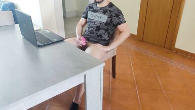 Nemfoman üvey anne üvey oğlunun spermini kayganlaştırıcı olarak kullanıyor - 5 image