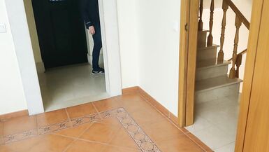 Elektriker fickt jemandes Frau neben ihrem Mann - 7 image