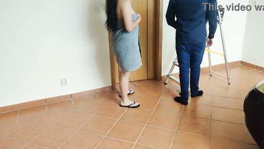 Elektriker fickt jemandes Frau neben ihrem Mann - 8 image