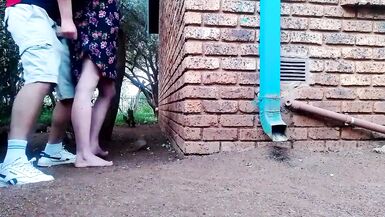 Baiser la femme de mon voisin dans le jardin