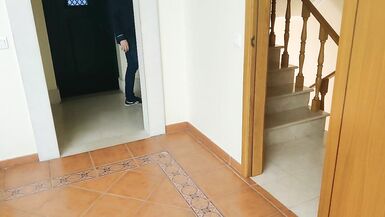 Freche Frau fickt Elektriker neben ihrem Mann - 7 image