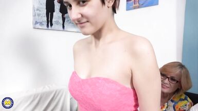 (Sexe tabou) Des mamies et des mères baisent des garçons et des filles inexpérimentés - 5 image
