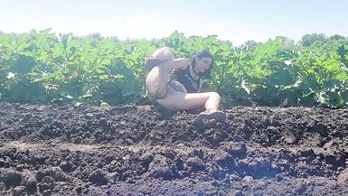 A slender brunette saw a field in which large zucchini grow, she was not at a loss and plucked a few pieces - 10 image