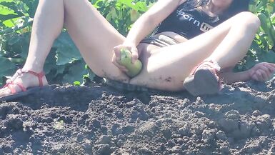 A slender brunette saw a field in which large zucchini grow, she was not at a loss and plucked a few pieces - 9 image