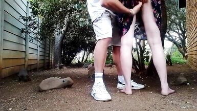 Baiser la femme du voisin dans le jardin