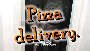 Livraison de pizzas. Le livreur de pizzas baise en levrette Milf dans la cuisine et sperme dans la chatte. Creampie. Baiser en chien de faïence. Sexe en levrette - 1 image