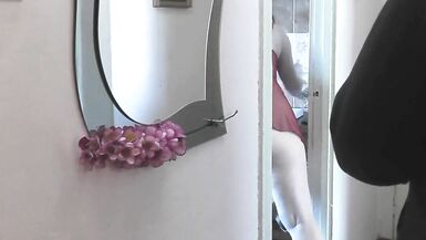 Livraison de pizzas. Le livreur de pizzas baise en levrette Milf dans la cuisine et sperme dans la chatte. Creampie. Baiser en chien de faïence. Sexe en levrette - 4 image
