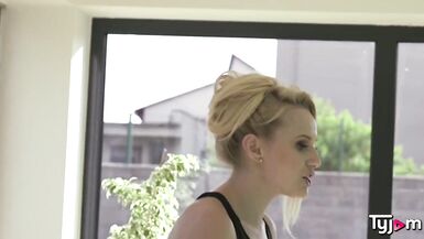 Angel Wicky, une superbe blonde, baise avec un BBC au bord de la piscine. - 2 image