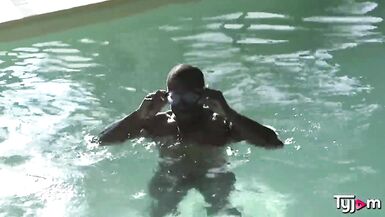 Angel Wicky, une superbe blonde, baise avec un BBC au bord de la piscine. - 3 image