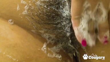 La MILF asiatique draine les couilles dun homme chanceux - 15 image