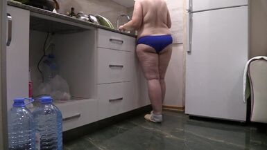 BBW MILF家庭主妇在厨房里只穿着内裤。 - 1 image