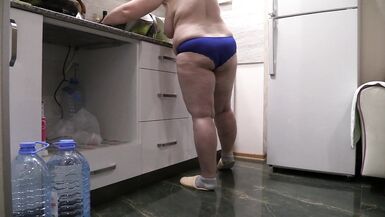 BBW MILF家庭主妇在厨房里只穿着内裤。 - 10 image