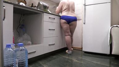 BBW MILF家庭主妇在厨房里只穿着内裤。 - 12 image