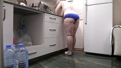 BBW MILF家庭主妇在厨房里只穿着内裤。 - 15 image
