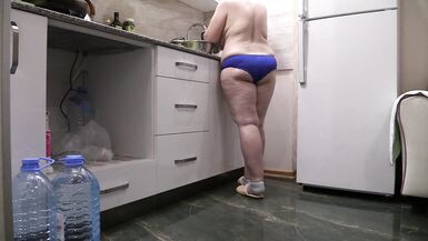 BBW MILF家庭主妇在厨房里只穿着内裤。 - 3 image