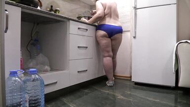 BBW MILF家庭主妇在厨房里只穿着内裤。 - 5 image