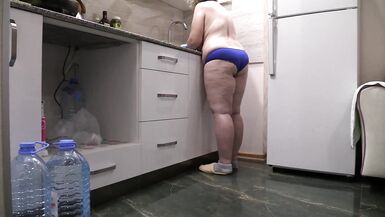 BBW MILF家庭主妇在厨房里只穿着内裤。 - 6 image