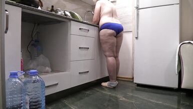 BBW MILF家庭主妇在厨房里只穿着内裤。 - 9 image