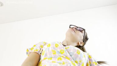 Une belle-mère a décidé davoir des relations sexuelles avec son beau-fils malgré le fait quil parle au téléphone avec son père.