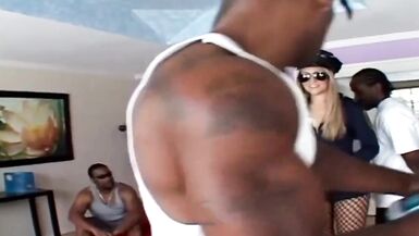 Rikki White prend deux bites noires à la fois - 2 image