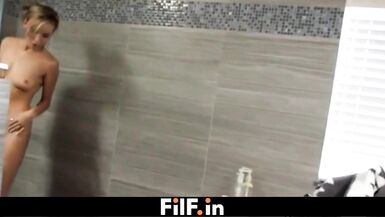 La mamma del gradino interviene per aiutare il figlio del gradino nella doccia del gradino. - 3 image