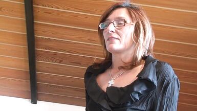 Milf with shaved pussy enjoys alone while being filmed - 1