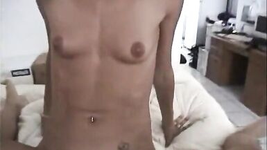 Une jolie salope blanche aux seins minuscules adore avoir une bite dans sa petite fente serrée.