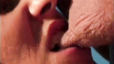 Une jeune fille sexy se fait baiser la chatte à lair libre. - 5 image