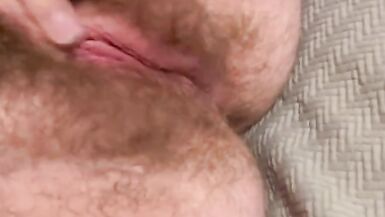 Gros plan sur une chatte poilue jouant avec jusquà lorgasme