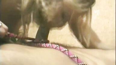 Une pute lubrique avec une grande bouche fait une fellation mouillée et négligée, puis baise.