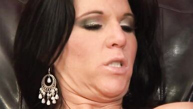 La MILF se fait baiser la chatte rasée par un étalon inexpérimenté à lintérieur. - 13 image