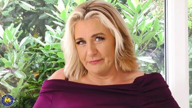 Des mères mûres, grosses et plantureuses, sucent et baisent de grosses bites