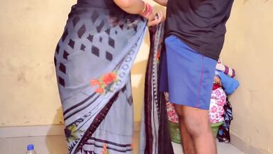 Une belle-mère indienne sest fait baiser par son beau-fils pendant quelle prenait sa douche.