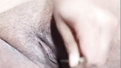 Indian Desi Girl Sexybitch090901 濡れたプッシーをドライバーでオナニーして指入れする。 - 14 image