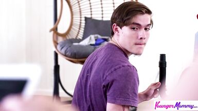 La belle-mère Kendra Cole dit : Est-ce que tu suces ta bite avec laspirateur  - 3 image