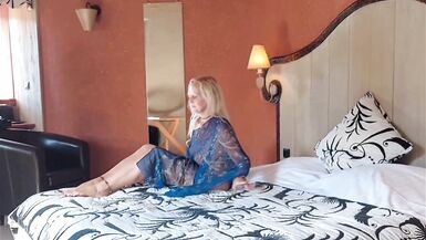 Selenas posant avec des jeux de danse et de sexe