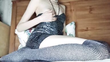 Sexy babe si masturba fino allorgasmo - 2 image