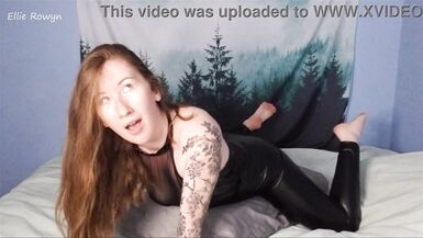 Kıvrımlı MILF Kızıl saçlı Yastık Orgazm Olana Kadar Lateks İçinde Humps Ellie Rowyn - 9 image