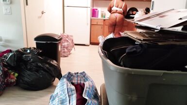 bbw con grande culo pulisce la sua casa su cam nascosta mezza nuda mentre il suo fratellastro si diverte a guardare la sua sorellastra nel suo perizoma - 3 image