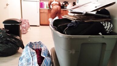 bbw con grande culo pulisce la sua casa su cam nascosta mezza nuda mentre il suo fratellastro si diverte a guardare la sua sorellastra nel suo perizoma - 4 image